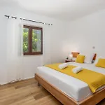 1 Bedroom Lovely In Njivice