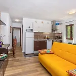 1 Bedroom Lovely In Njivice